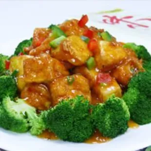 a plate of chicken and broccoli