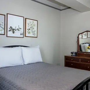 Gardner Hotel Room
1 Full Bed with Private Ensuite Bathroom