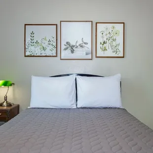 Gardner Hotel Room
1 Full Bed with Private Ensuite Bathroom