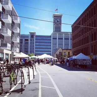 Walking up to garlic fest. Crafts, drinks and a lot of tasty food!