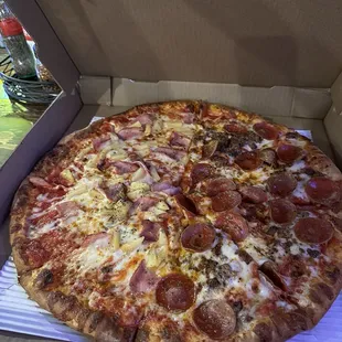 1/2 hamburger &amp; pepperoni and 1/2 Canadian bacon and pineapple... I asked for it slightly crisp and it was delicious and perfect