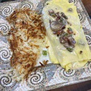 an omelet and hash browns