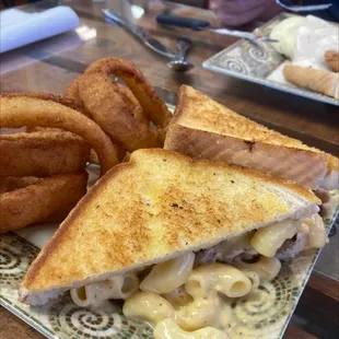 Mac and cheese Burger