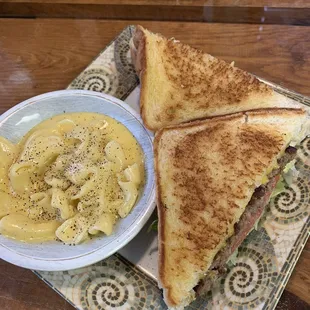 Cheeseburger with Mac n Cheese