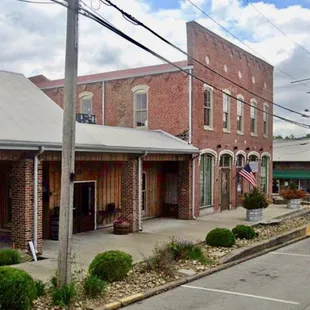 a view of a street corner