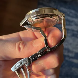 You can see the tool mark on the right side of the first link on the bottom and the left side, adjacent to the pin hole on the top link.