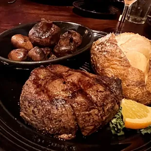 Filet with burgundy mushrooms