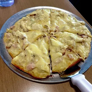 Chicken cordon bleu pizza! Delicious!