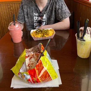 Strawberry Smoothie, Nachos with extra jalapeños, Monjito and Dorielote Hot Fries edition.