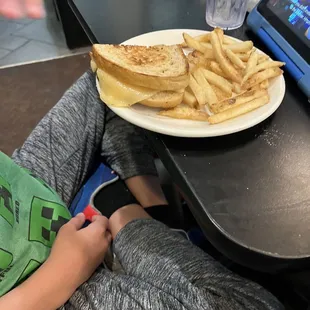 Grilled cheese and fries (kid&apos;s meal)