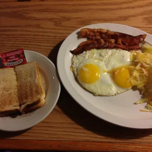 a breakfast of eggs, bacon and hash browns