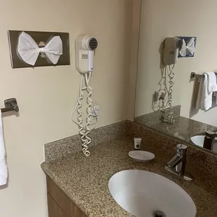 I love the sweet little housekeeping touches. They turned a Kleenex into a bow!