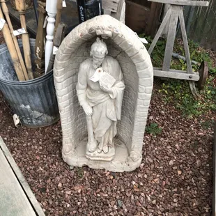 Outdoor niche and statue