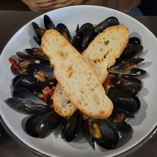 PEI Mussels - gigante beans, sun dried tomatoes, White wine, focaccia bread