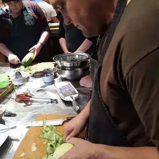 Making a delicious papaya salad