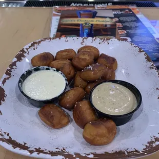 Pretzel Bites with queen and beer mustard