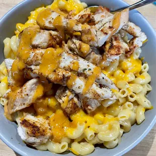 Mac n cheese bowl with grilled chicken &amp; a spicy andouille cream drizzle (in lieu of bbq drizzle)
