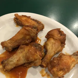 Room temp, DRY, the plate had more sauce than the wings. Absolutely RIDICULOUS!