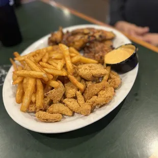 Wings with fries and onion petals.