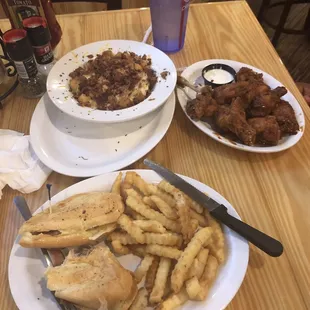 food, chicken wings and fried chicken