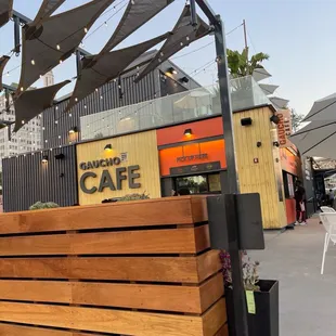 the outside of the restaurant