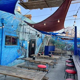 the outside of a restaurant