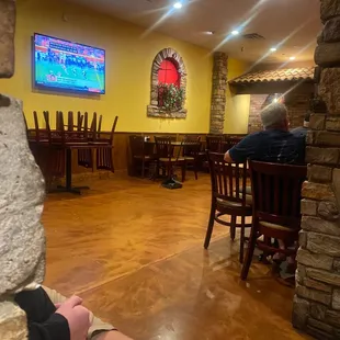 empty tables at 8:15