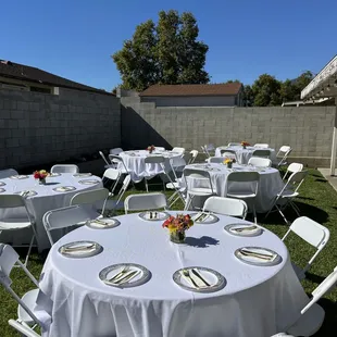 Round tables and round table linens