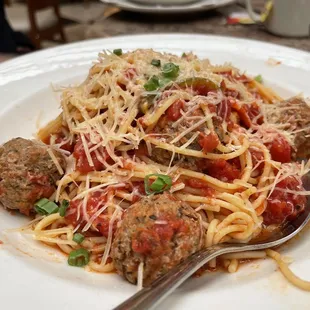 a plate of spaghetti and meatballs