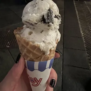 Double scoop of cookies and cream with stracciatella