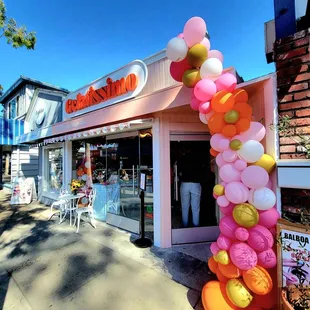 Beautiful and cheerful gelato store in Balboa Island!