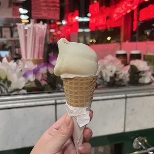 Honey Lavender on sugar cone // IG: @munchwithmyan