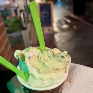 Stracciatella and pistachio (small)