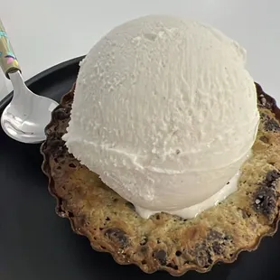 White chocolate cake with vanilla ice cream on top