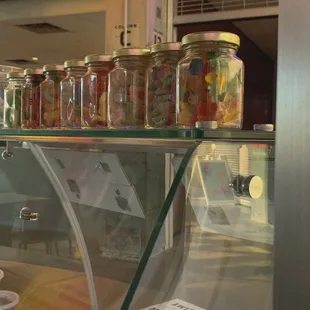Candy toppings on Gelü glass stand.
