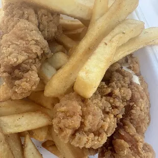 Chicken strips and fries (kids)
