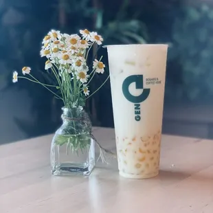 Genmaicha milk tea with seacream and crystal mango