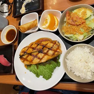 Teriyaki salmon with sushi