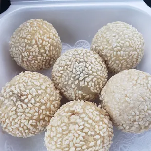 2x sesame balls