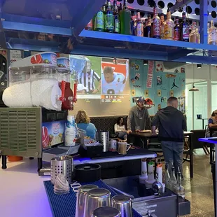 Noisy bar