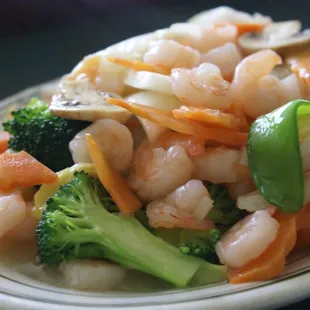 Shrimp with Vegetables (C25) comes with rice. White Sauce Pictured. Other Sauces also available.