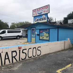 the outside of the restaurant