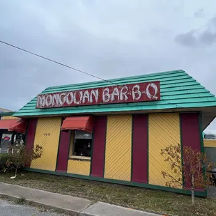 ows the front of the restaurant