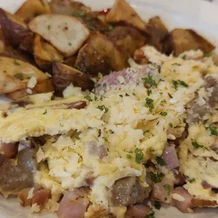 a plate of breakfast food