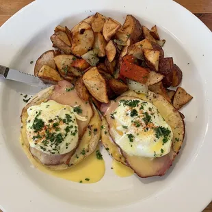 Classic eggs Benedict