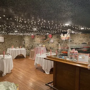 That do a great job decorating and I love the signed brick wall!