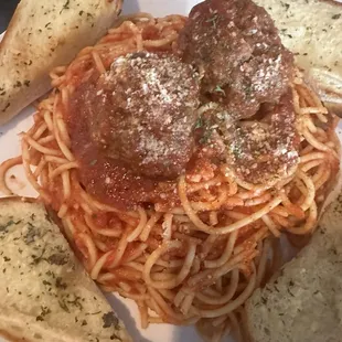 Spaghetti with meatballs and garlic bread