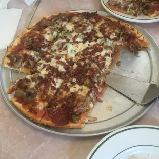 Everything pizza! Very good! A top of toppings! Bacon, onion, olives, sausage, green peppers  and pepperoni