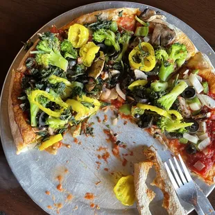 Pizza w/spinach, broccoli, onions, black olives, mushrooms, extra sauce, NO cheese, and banana peppers. It was spectacular!!