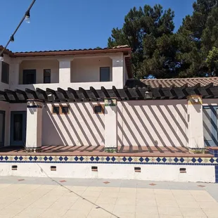 Upper deck of courtyard